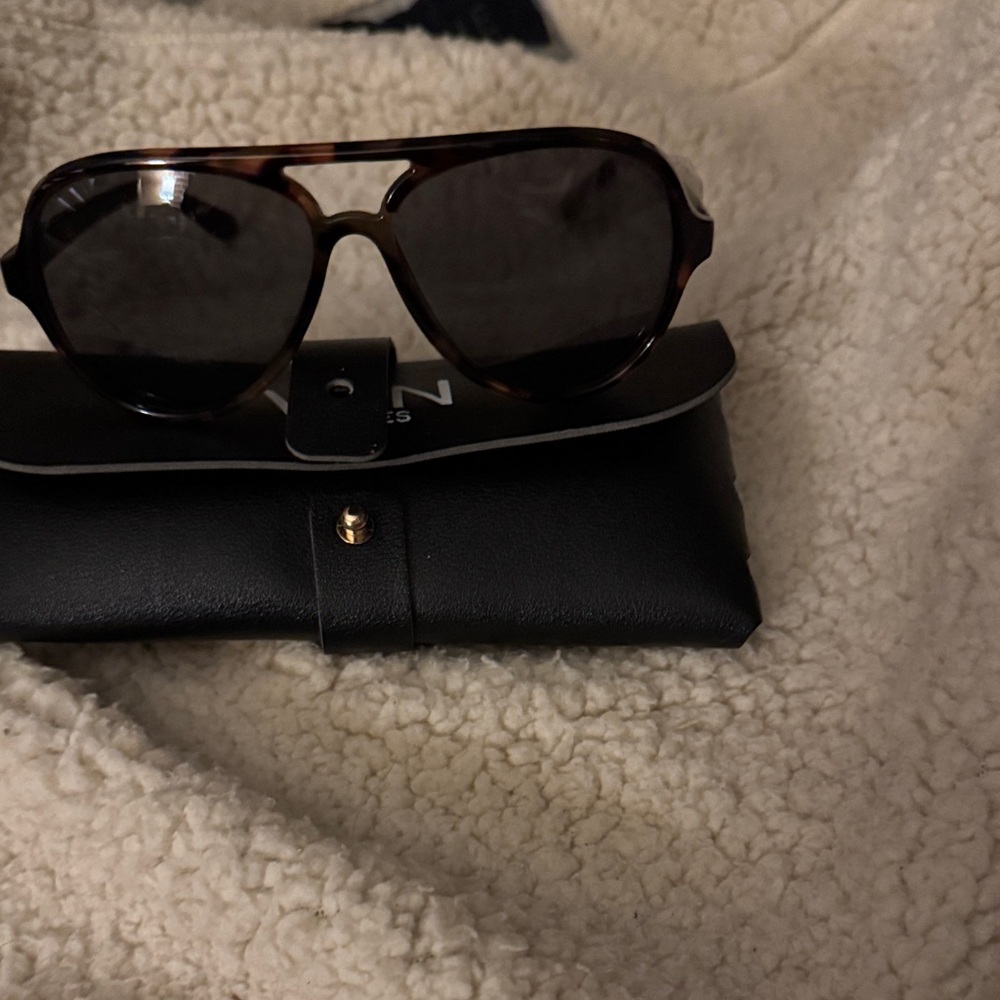 Stylish Tortoiseshell Aviator Sunglasses
